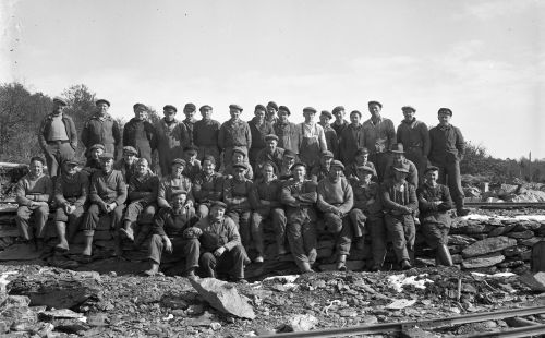 19510000-N0001-arbeidere-arbeider med Bedding nr3.jpg