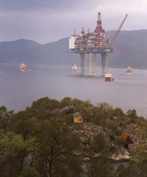 Gullfaks C på veg til feltet.jpg