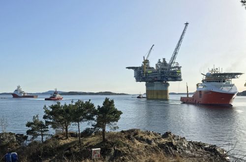 Aasta Hansteen sailaway.jpg